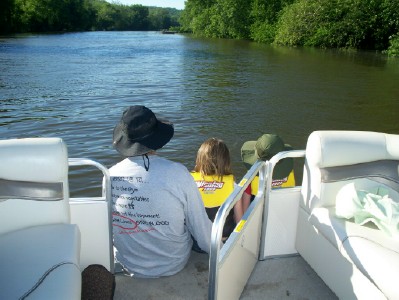 Dad girls front boat.jpg